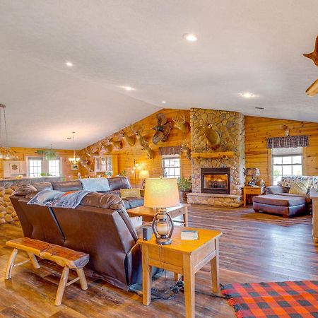 Spacious Ozarks Family Home - Private Pool And Grill Bourbon Exterior foto