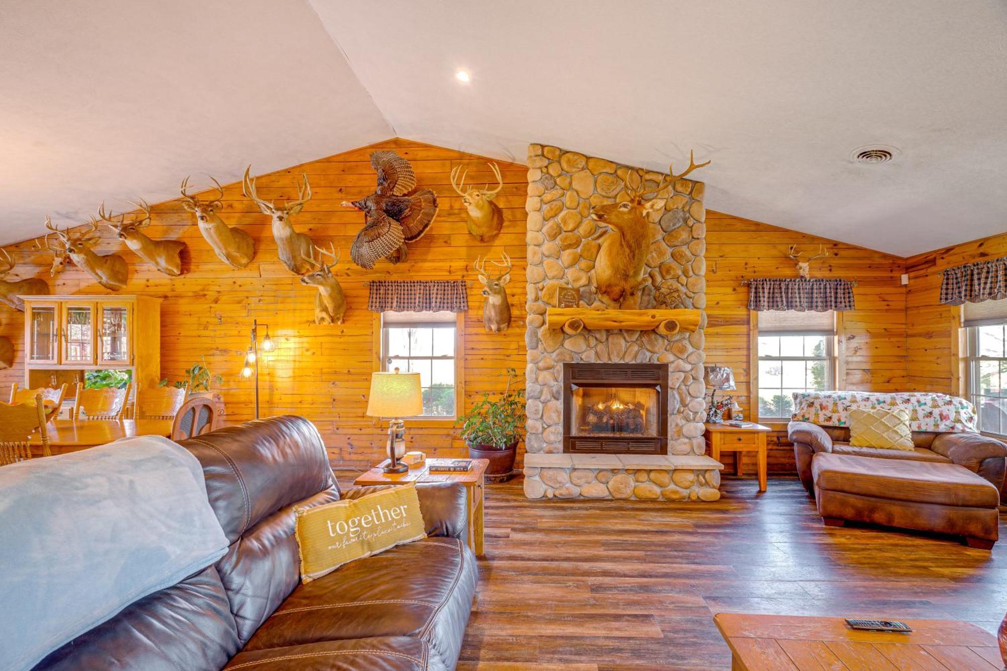 Spacious Ozarks Family Home - Private Pool And Grill Bourbon Exterior foto