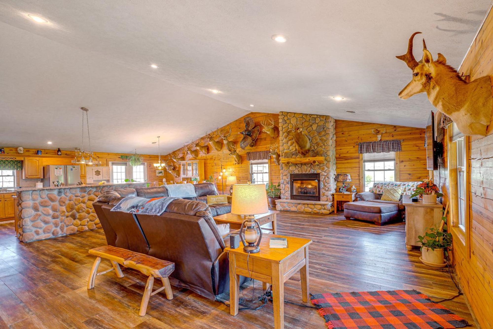 Spacious Ozarks Family Home - Private Pool And Grill Bourbon Exterior foto