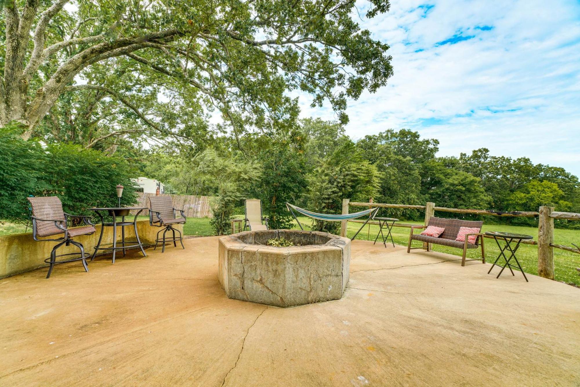 Spacious Ozarks Family Home - Private Pool And Grill Bourbon Exterior foto
